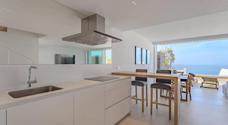 Apartment with pool — photo 3