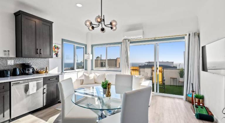 Luxury Beachside Gem Walk to Beach Ocean Views — photo 3