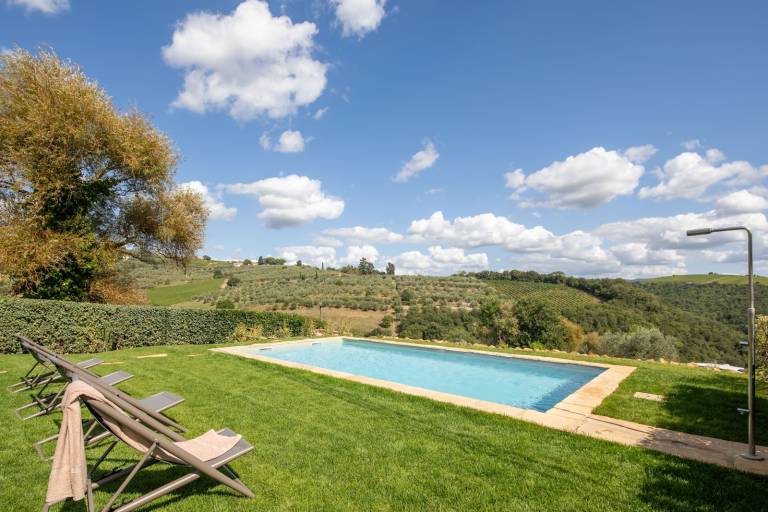 Vacation home with yard, barbecue & private pool — photo 2