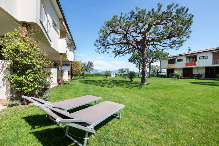Holiday apartment with yard & terrace | Garden view — photo 5