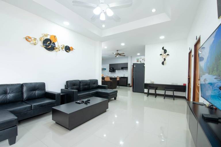 Family-oriented villa with yard, barbeque & jacuzzi | Good for workation | Pet-friendly — photo 3