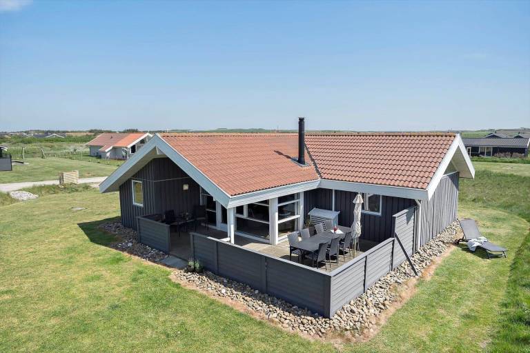 Family-oriented lovely vacation home with yard, jacuzzi & BBQ | Dogs allowed in Harboore