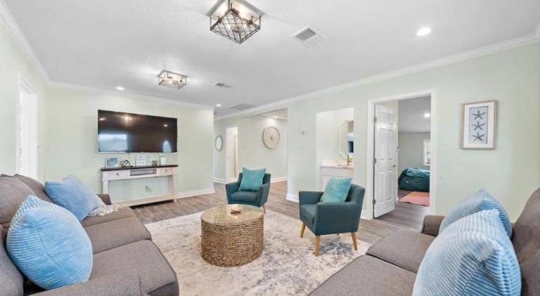 Fully equipped charming vacation home with barbeque, garden & private pool | Suitable for remote work | Pet-friendly in Galveston, TX