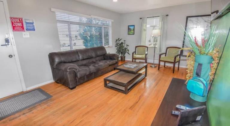 Family Home with Large Yard & Golf Theme Near Rail — photo 4