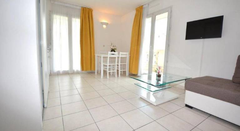Rental apartment with patio & private pool — photo 2