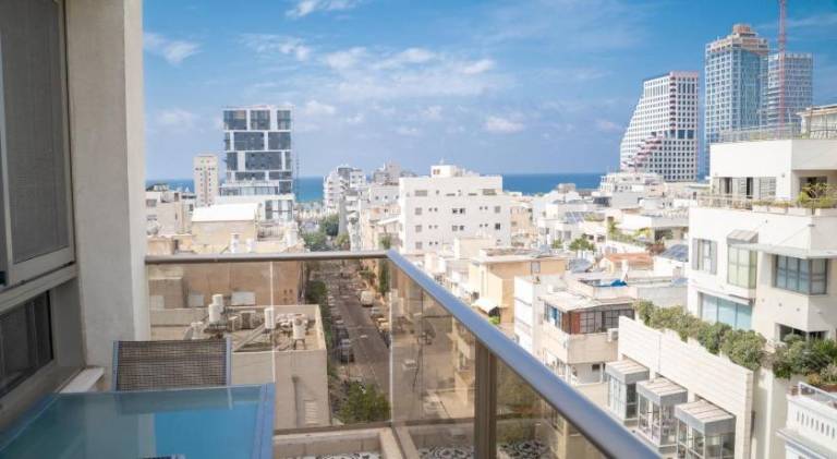 Serviced apartment with patio | Close to Carmel Market in Tel Aviv