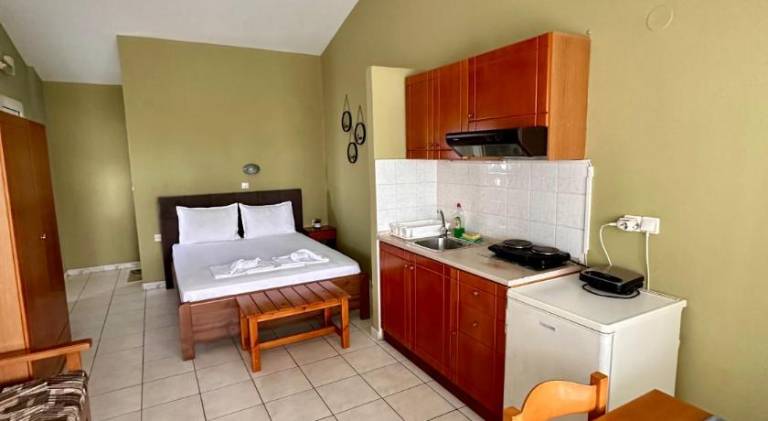 Serviced apartment with yard, terrace & grill in Kavala