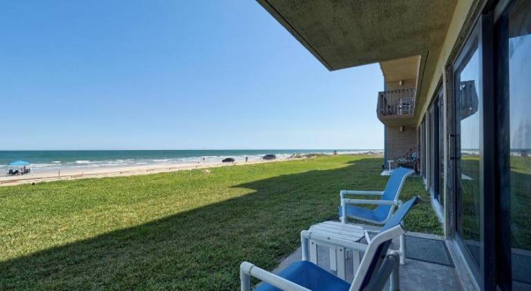 On the Beach Beachfront Condo Direct View & Access to Beach Heated Pool Island House Condominiums Un — photo 4