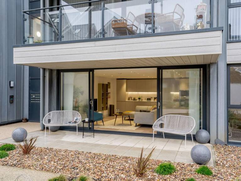 Holiday apartment with patio — photo 4