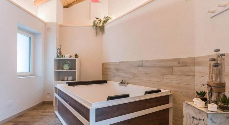 Holiday apartment with hot tub — photo 3