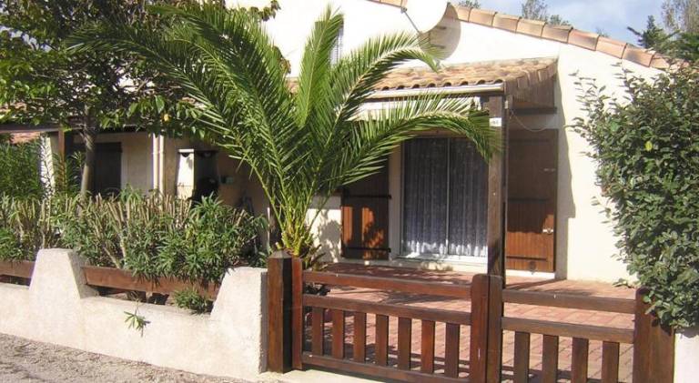 Serviced apartment with patio | Beach nearby | Dogs allowed — photo 4