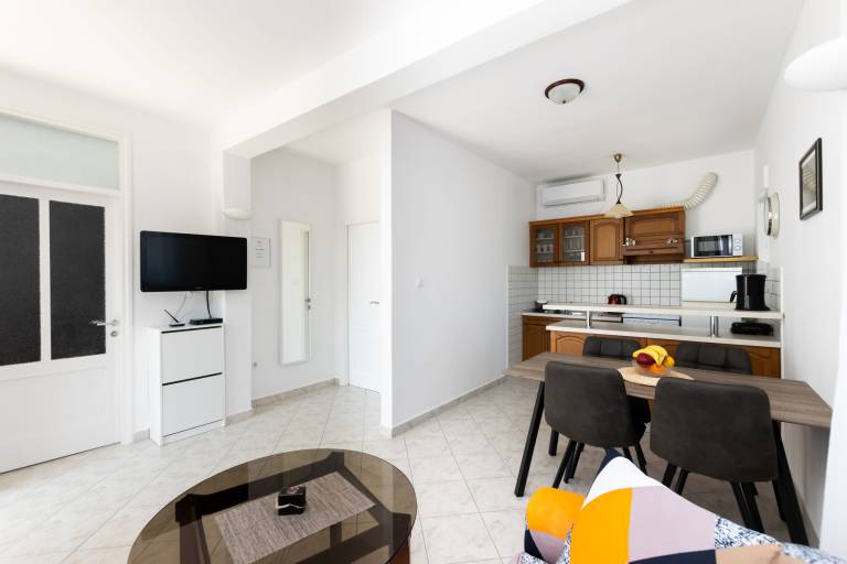 Rental apartment with terrace, grill & yard | Garden view — photo 4