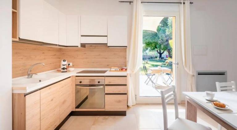 Serviced apartment with garden & terrace — photo 3