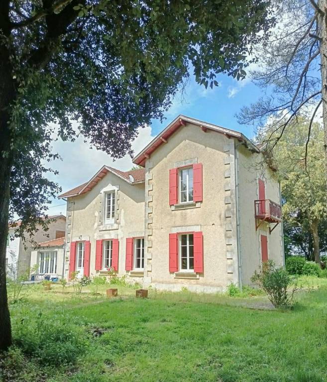 House with patio, barbeque & private pool in Rochefort