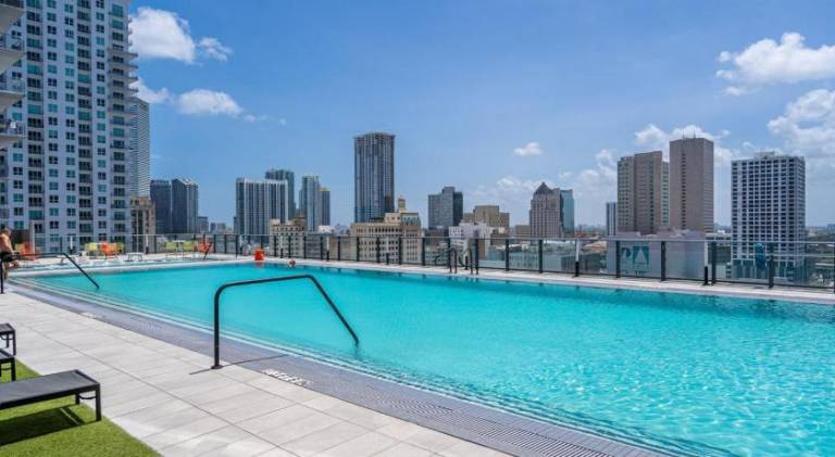 Beautiful rental apartment with jacuzzi & pool | Close to Bayside Marketplace | Perfect for remote work | Pet-friendly — photo 5