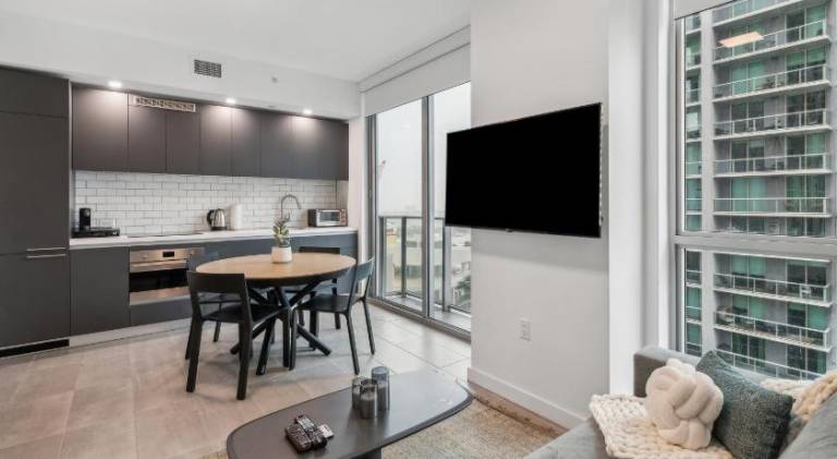 NEW Luxury Downtown Apartment - Gym Pool Workspace — photo 2
