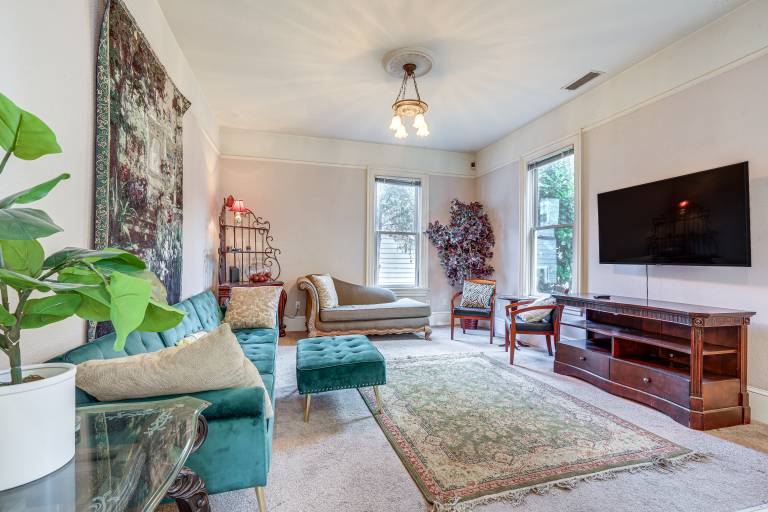 Eclectic Sacramento Home Half Mi to Downtown