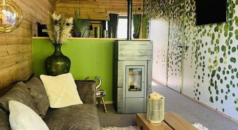 Lodge with garden, patio & hot tub | Perfect for remote work in Dinant
