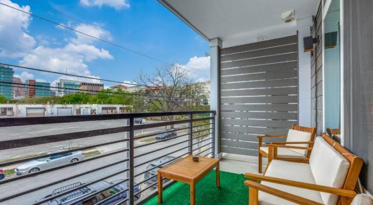 Trendy Condo on Riverwalk Free Parking Pet Friendly Centrally Located on the Riverwalk — photo 3