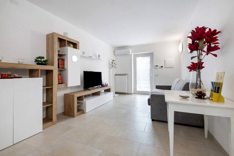 Apartment 'La Villa Del Caribe Bilocale' with Lake View, Wi-Fi and Air Conditioning in Peschiera del Garda