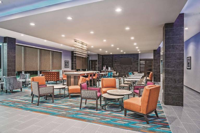 La Quinta Inn & Suites by Wyndham Dallas Grand Prairie North — photo 4