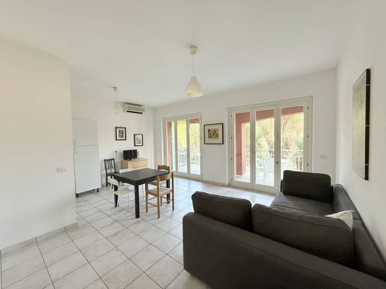 Apartment with patio — photo 2