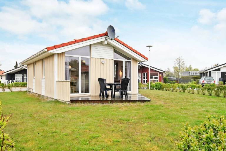 House with terrace & yard — photo 4