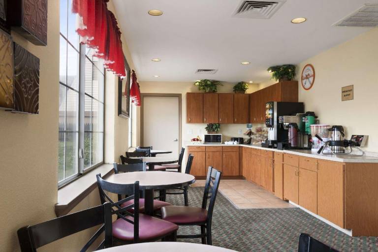 Howard Johnson by Wyndham Grand Prairie Near Lone Star Park — photo 4