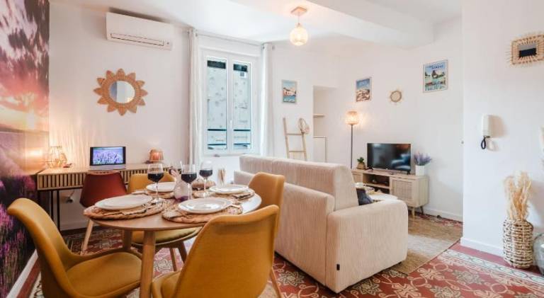 Fully equipped charming rental apartment | Next to Popes' Palace | Suitable for remote work | Dogs allowed — photo 2