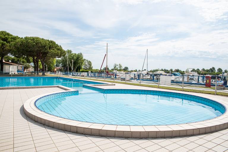 House with terrace, pool & yard in Jesolo
