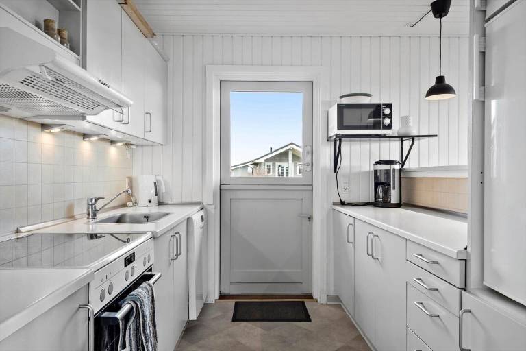 Vacation home with BBQ, sauna & patio | Pets allowed — photo 3