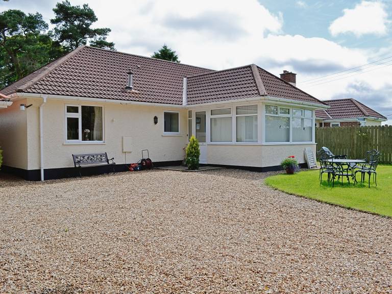 Cottage with garden — photo 2