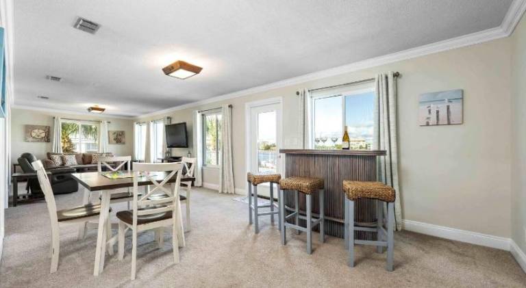 Ample vacation home with yard | Dogs allowed — photo 4