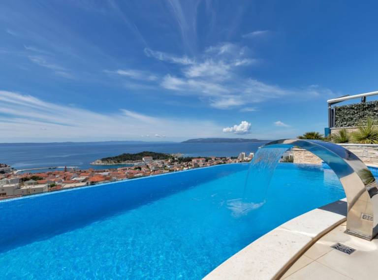 Fully equipped ample villa with private pool, yard & jacuzzi | Water view | Pets are welcome — photo 5