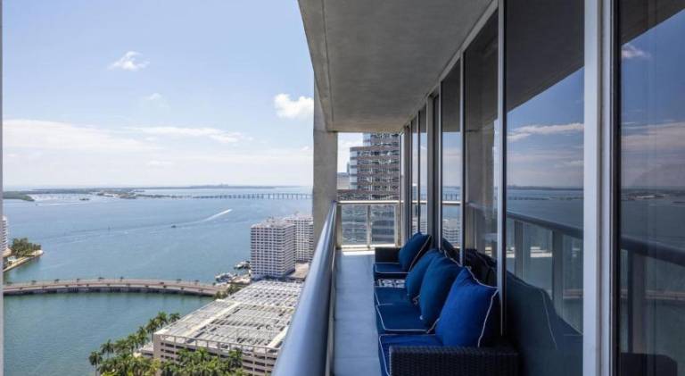 House with jacuzzi & pool | Near Bayfront Park | Perfect for remote work — photo 5