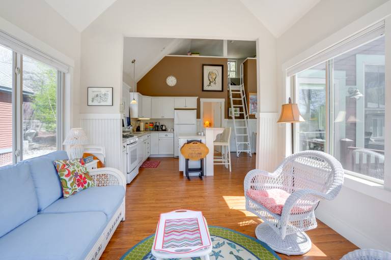 Lake Access & Pools Sun Soaked Westford Cottage
