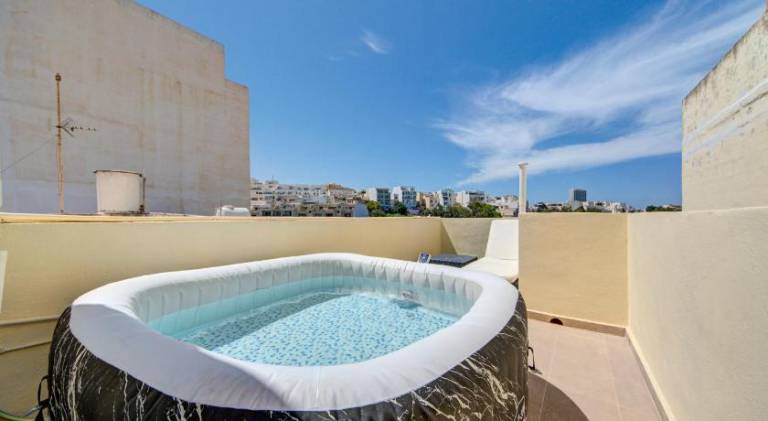 Charming Home with Jacuzzi in St Julians — photo 3
