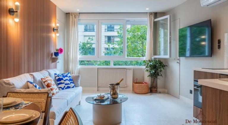 Holiday apartment with jacuzzi in Vanves