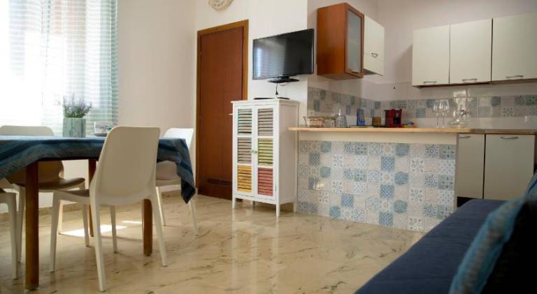 Apartment with patio — photo 3