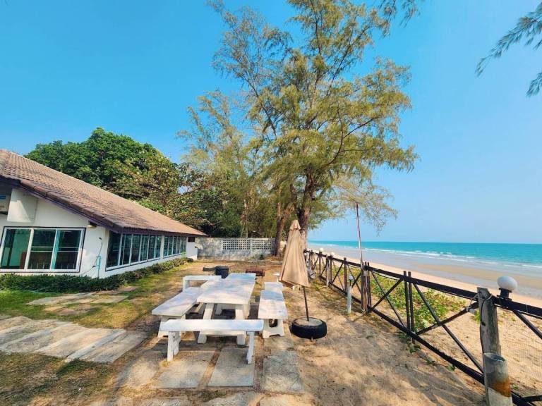 Rimhad Villa 4BR Maepim beachfront-Rayong in Klaeng