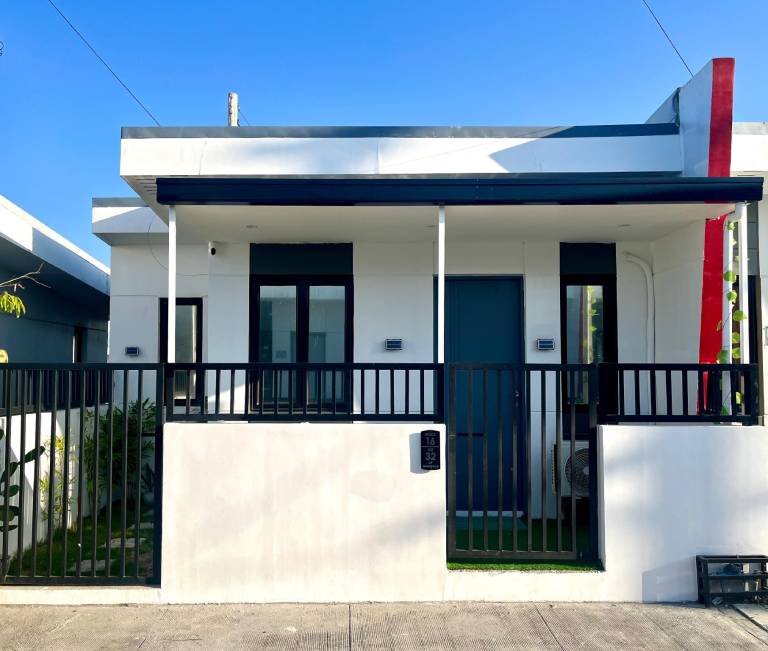 Vacation home with terrace, garden & barbeque | Good for workation | Pets are welcome in Mabalacat City