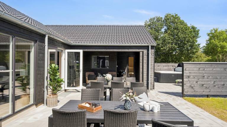 Vacation home with yard, private pool & jacuzzi — photo 2