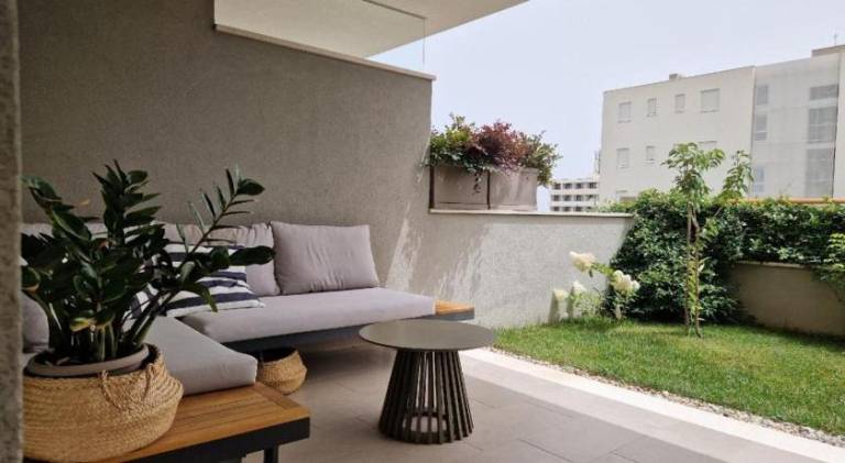 Znjan beachfront luxury beautiful new apartment with garden jacuzzi and sauna — photo 4