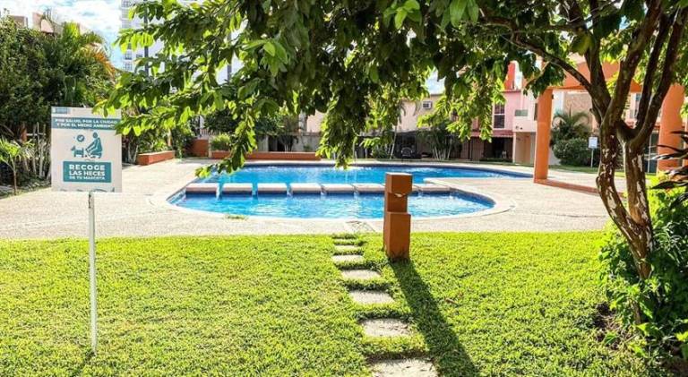 Vacation home with pool — photo 4