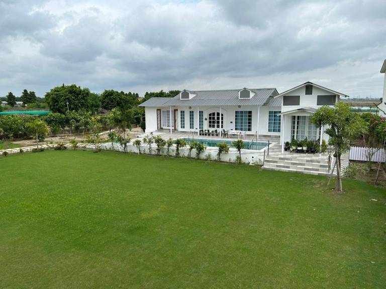 Villa with 1 room for 12 persons in Noida