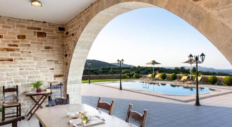 Villa with pool — photo 4