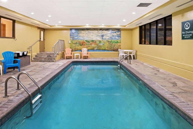 La Quinta Inn & Suites by Wyndham Salina — photo 3