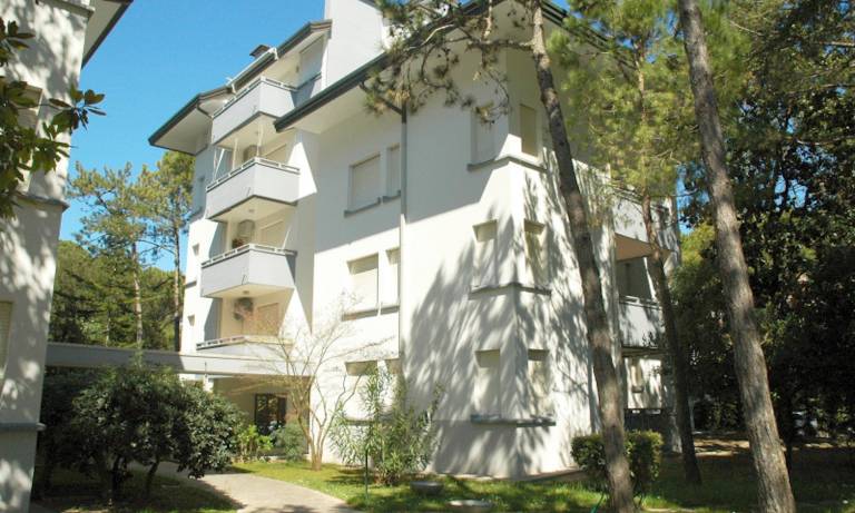 Rental apartment with yard, terrace & pool | Garden view — photo 4
