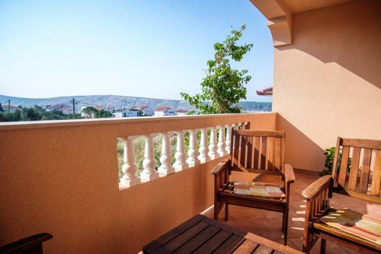 Apartment with yard, terrace & fast internet | Sea view in Rab