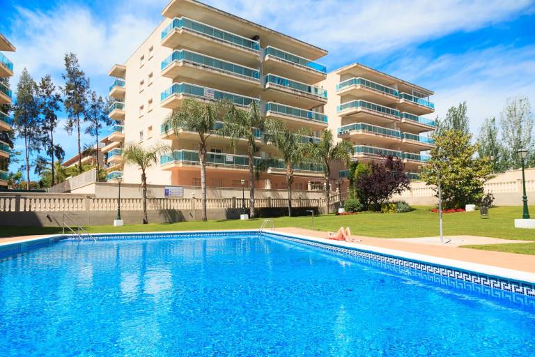 Holiday apartment with terrace, pool & garden in Cambrils